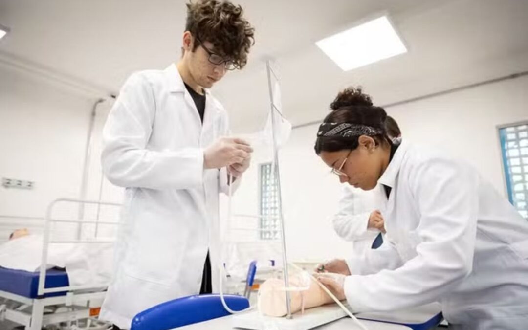 Ensino técnico e educação integral crescem em 2025, mesmo em cenário desfavorável, mostra Censo