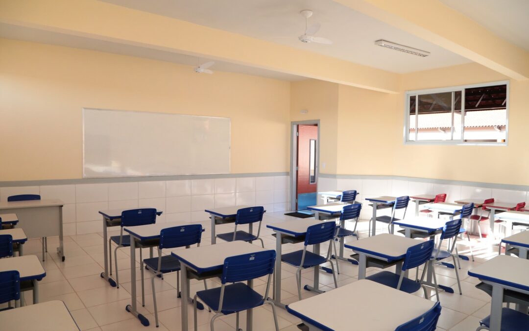 Em um ano, Brasil tem queda de 1 milhão de matrículas nas escolas, diz Censo; ensino médio registra menor número de alunos do século