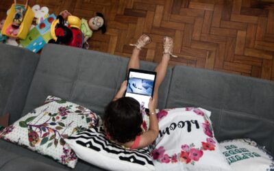 O bebê chama, mas ninguém responde: como adultos exaustos e distraídos pelo celular afetam a primeira infância