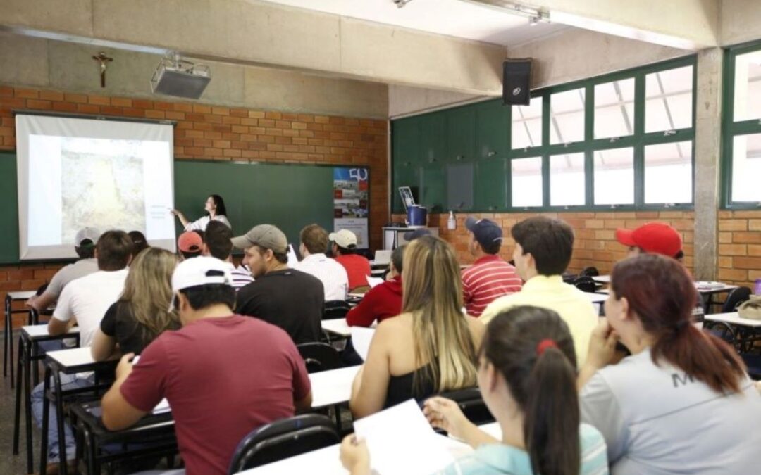Apenas 10% dos jovens têm a graduação como primeira opção para o futuro, mostra pesquisa da Globo