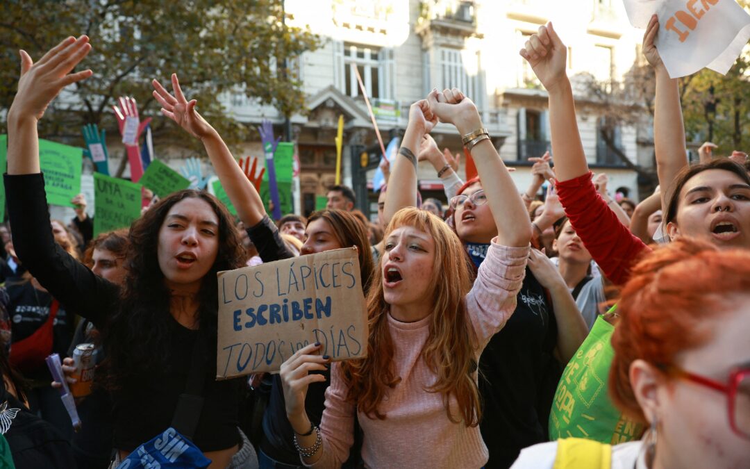 Manifestação de universitários na Argentina denuncia desmantelamento da Educação promovido por Milei