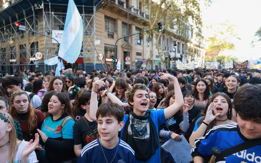 Argentinos protestam contra cortes em universidades
