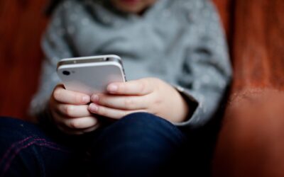 ONU alerta que proteção de crianças e adolescentes no ambiente digital é ‘prioridade urgente’ e que limitar idade não basta