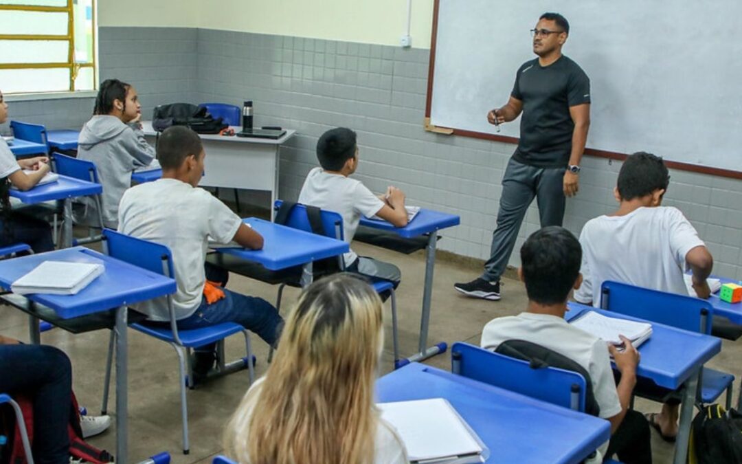 65% dos participantes da Prova Nacional Docente 2025 são proficientes; matemática tem desempenho mais baixo