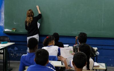 Brasil gasta US$ 5 mil por ano com cada aluno de escola pública; média da OCDE passa de US$ 13 mil