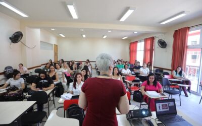 Ensino superior faz renda subir até 110%; veja 20 cursos com mais formados atuando na própria área