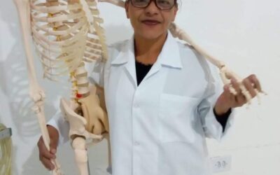 ‘Tem que assistir ao g1’: aluna do EJA tira 9 em geografia e comemora nota com o neto