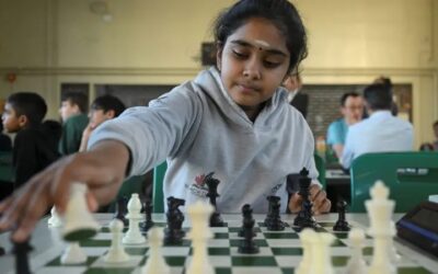 A menina prodígio de 11 anos que se tornou a mais jovem mestre de xadrez da história
