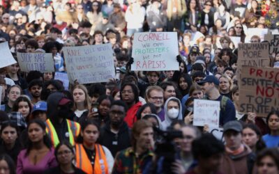 Milhares de estudantes protestam na Universidade de Cornell em apoio à ex-aluna que acusou sete de estupro coletivo